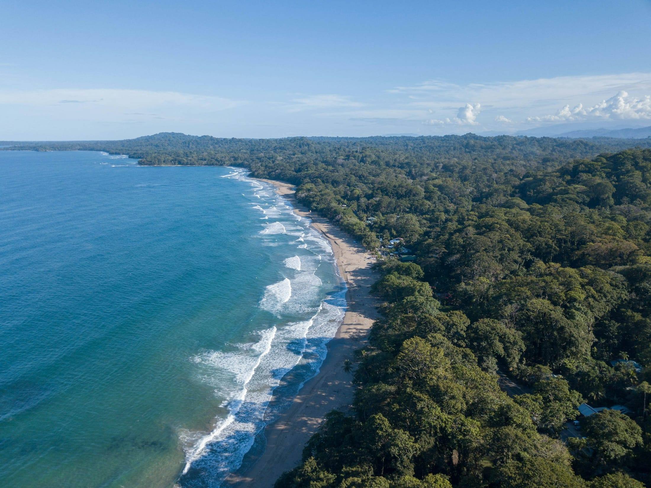 Vista aérea de Playa Cocles y la costa selvática