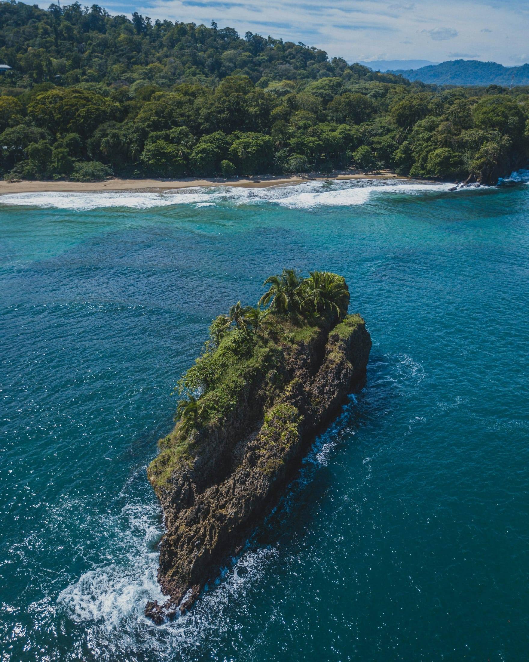 Vista aérea de la costa en Cocles, al sur de Puerto Viejo