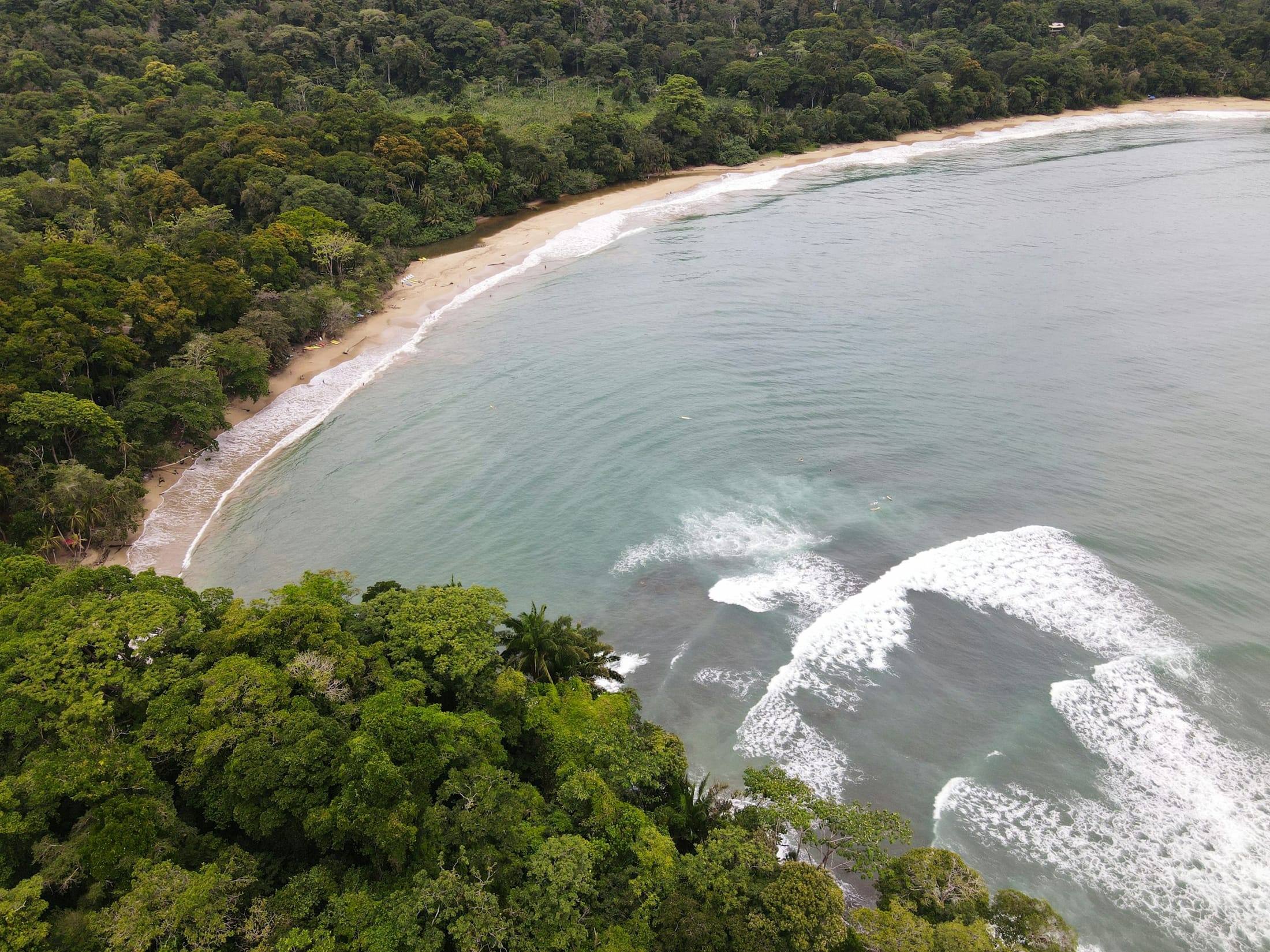 Bahía rodeada de selva en el Caribe Sur de Costa Rica