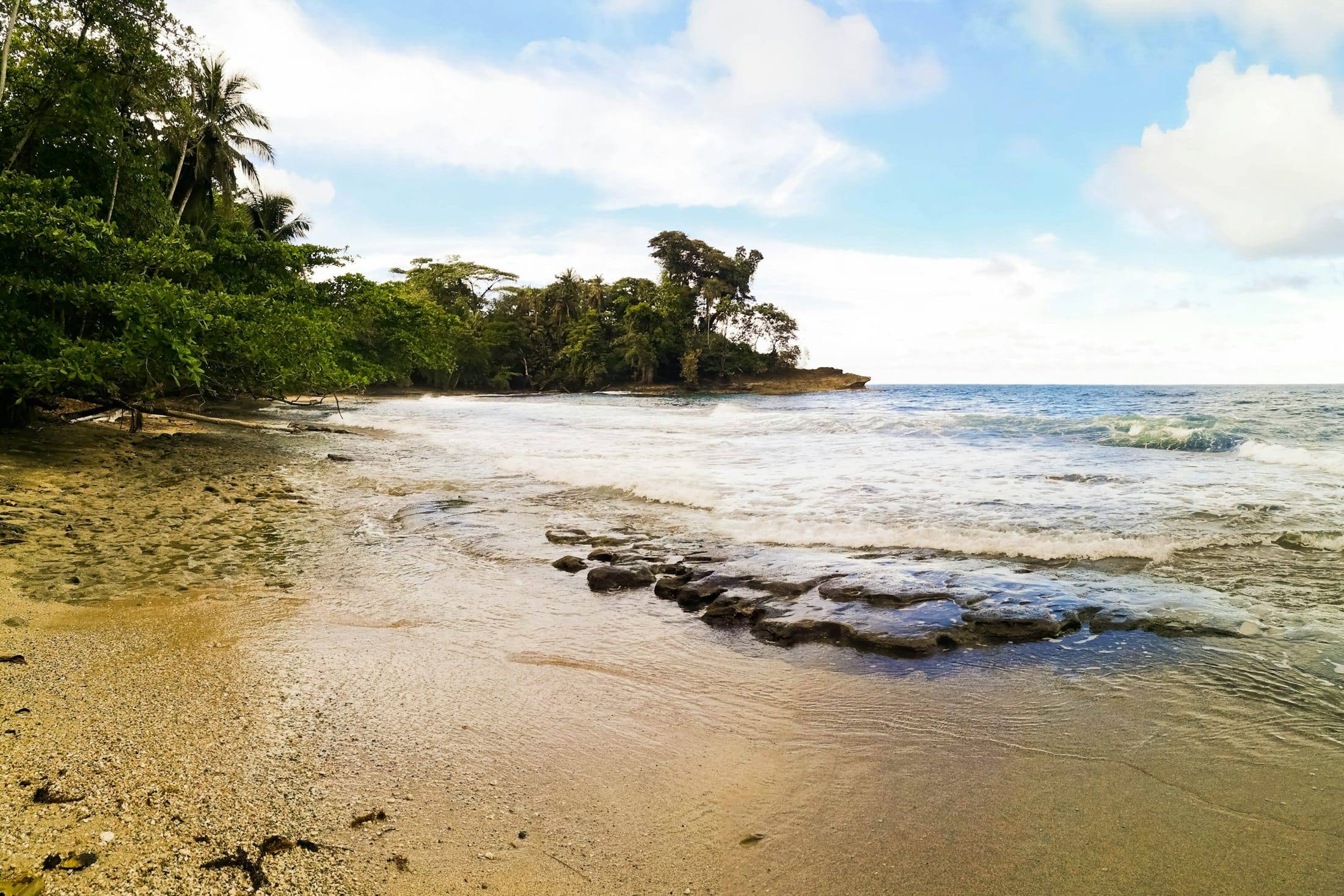 Playa dorada en Punta Mona, cerca de Manzanillo en el Caribe Sur