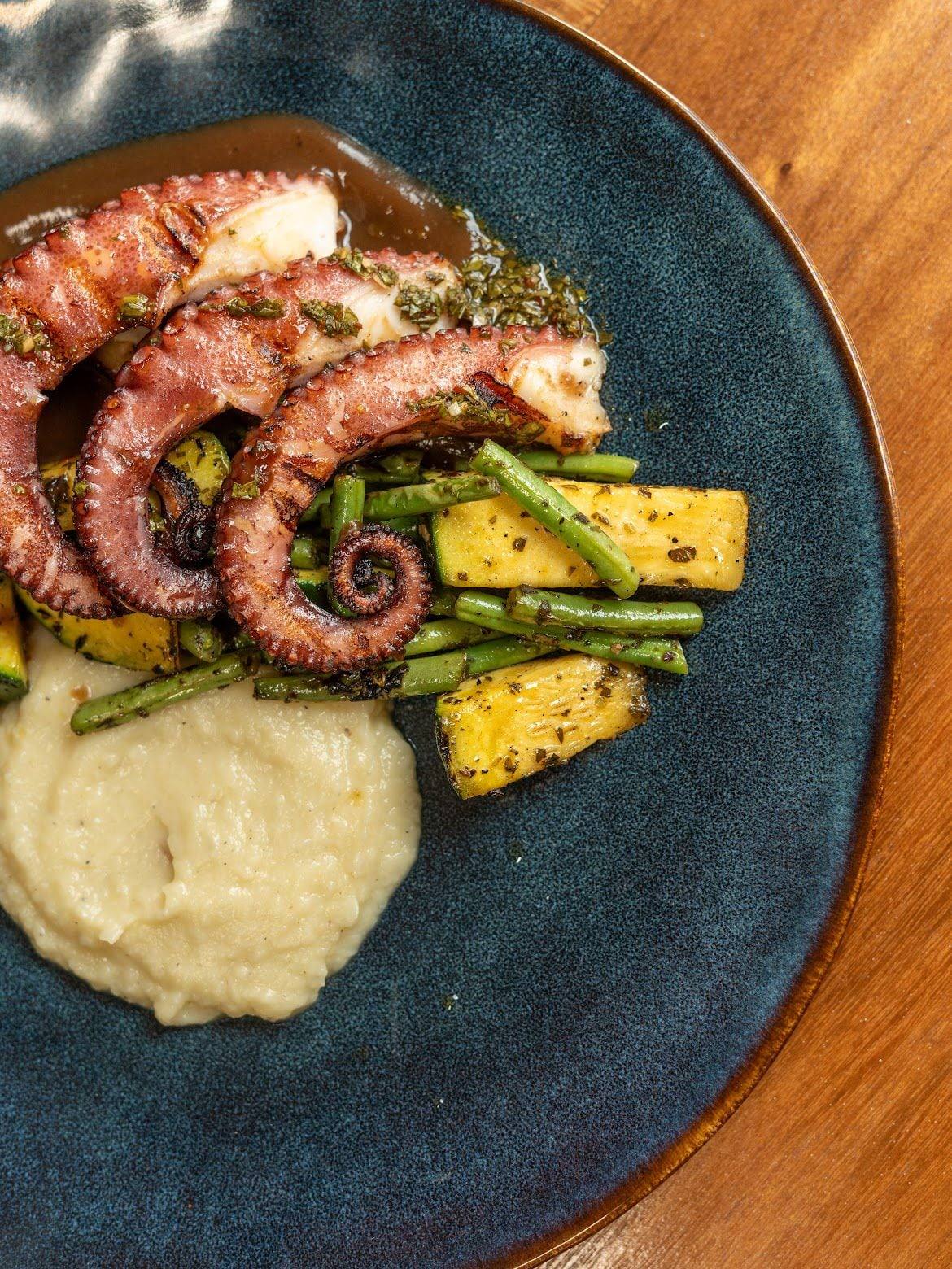 Pulpo a la parrilla con vainicas, zucchini asado y un puré sedoso