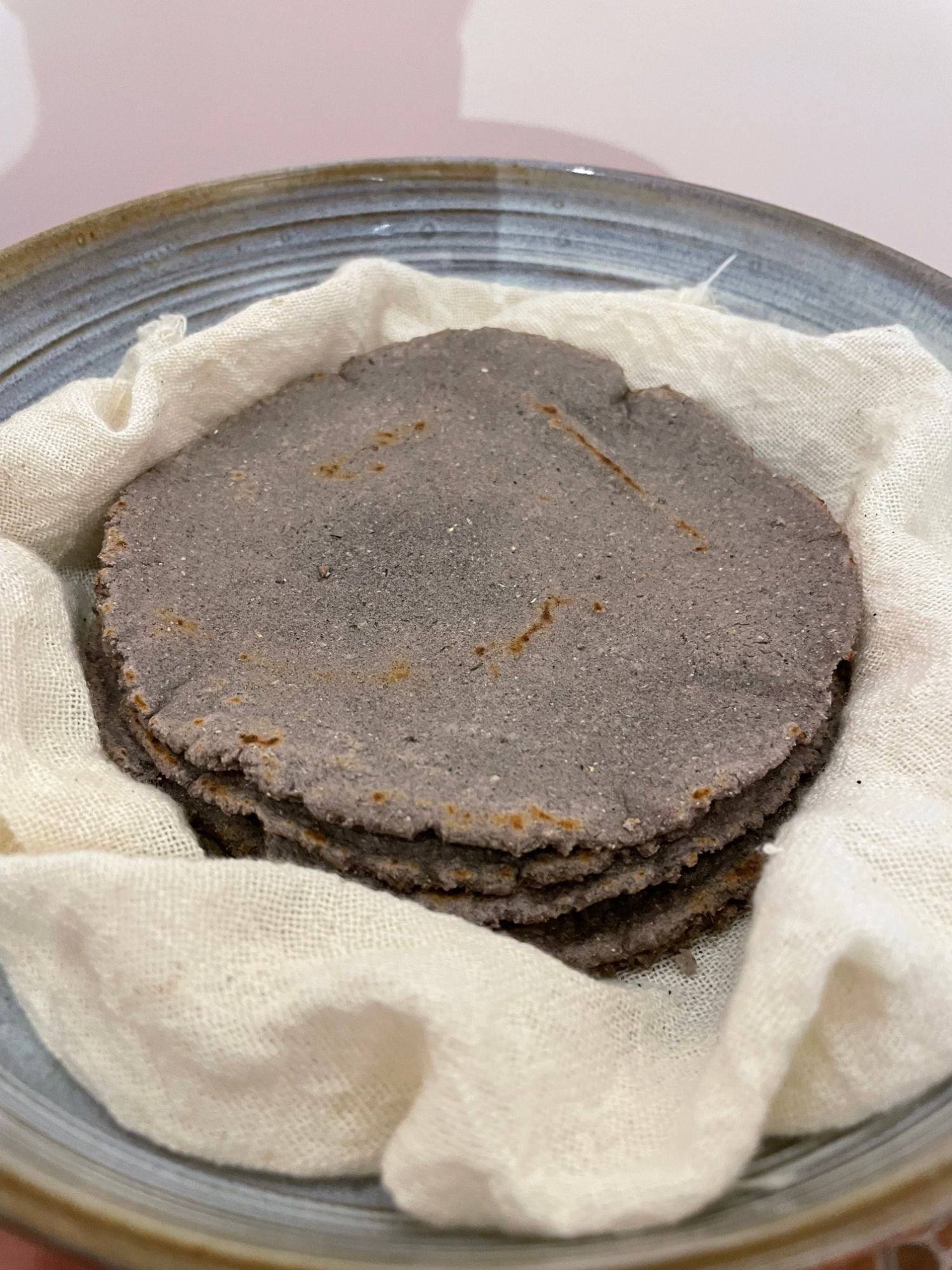 Tortillas caseras de maíz azul envueltas en una manta de algodón